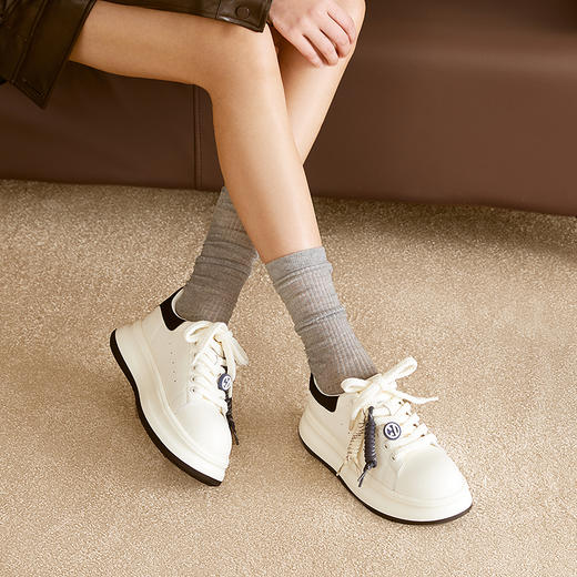 千百度厚底休闲板鞋女2026春季新款增高小白鞋时尚透气运动休闲鞋A26156171 商品图4