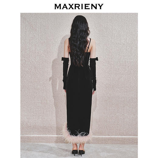 MAXRIENY【商场同款-节庆穿搭】MAXRIENY精致丝绒连衣裙羽毛小黑裙(货号:MC85DR784) 商品图3