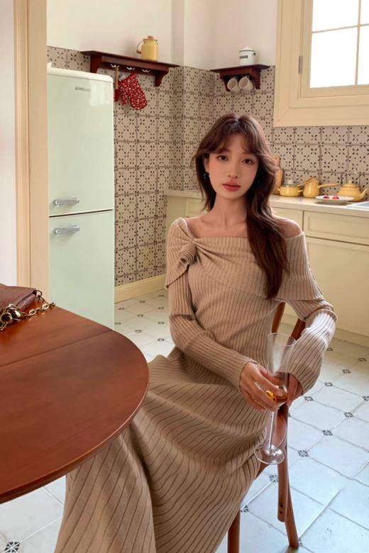 SIA SAYLOR 气质修身玫瑰花一字肩针织连衣裙 21792 商品图3