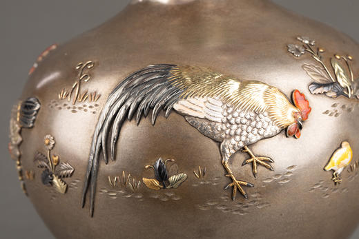 独角鹿西洋古董1880年代日本明治时期出品卷叶纹及东方雄鸡主题珐琅彩绘装饰传统色金银雕花瓶一对 商品图7