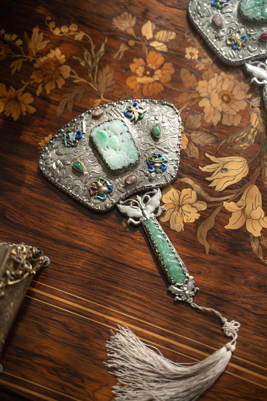 【已售】独角鹿西洋古董19世纪中国清代出品博古清供及花蝶主题纯银錾刻镶嵌翡翠及珐琅彩绘手镜一对 商品图5