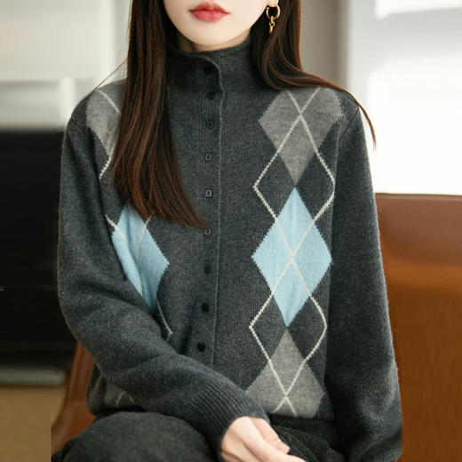 纤束马浣熊绒加厚彩色菱形格卷边开衫NG-2151 | 传递出复古文艺的英伦气息，是时尚界的永恒经典 商品图10