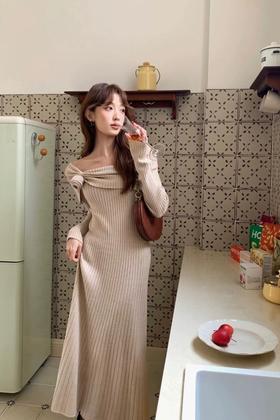 SIA SAYLOR 气质修身玫瑰花一字肩针织连衣裙 21792