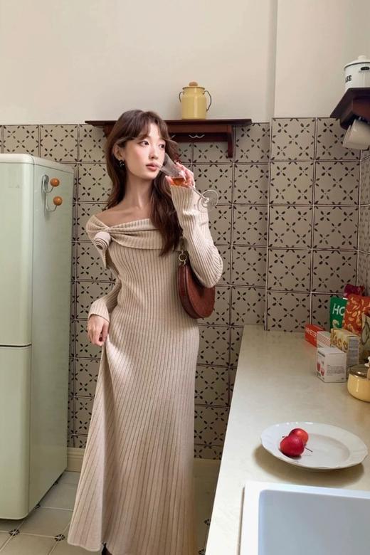 SIA SAYLOR 气质修身玫瑰花一字肩针织连衣裙 21792 商品图0