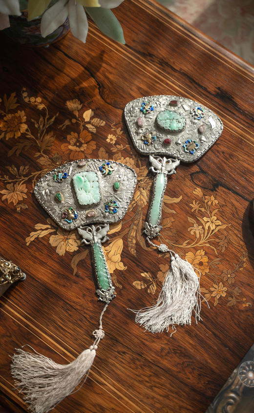 【已售】独角鹿西洋古董19世纪中国清代出品博古清供及花蝶主题纯银錾刻镶嵌翡翠及珐琅彩绘手镜一对 商品图0