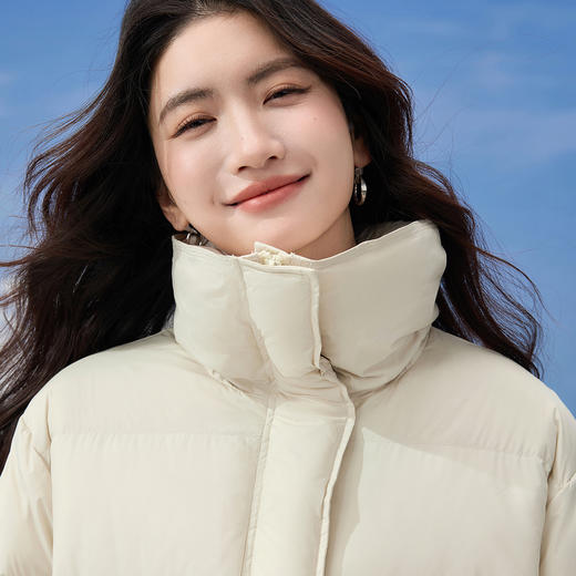 【年货节】熙世界奶呼呼杏色短款羽绒服女冬2025新款休闲落肩立领面包服外套 商品图4