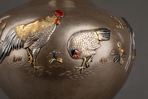 独角鹿西洋古董1880年代日本明治时期出品卷叶纹及东方雄鸡主题珐琅彩绘装饰传统色金银雕花瓶一对 商品图6