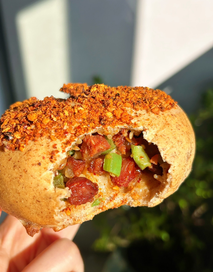 【麻辣贡菜腊肠贝果】
疯狂为咸辣口打call！！贡菜和腊肠是很好的cp，这俩太搭了，再添加点辣椒搭上加搭，很好吃！！！开胃辣的过瘾!