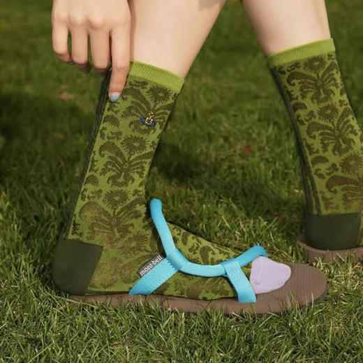 西太后土星刺绣 浮雕女士中筒袜
原单三双 商品图8