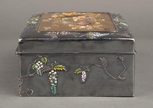 独角鹿西洋古董1880年代日本明治时期出品紫藤花蝶纹珐琅彩绘装饰雅菊雄鸡主题金地芝山镶嵌银雕木胎珍宝匣 商品图4