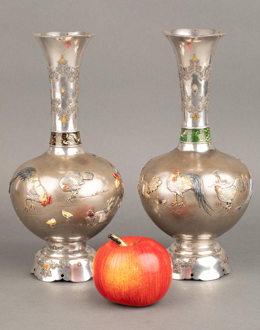 独角鹿西洋古董1880年代日本明治时期出品卷叶纹及东方雄鸡主题珐琅彩绘装饰传统色金银雕花瓶一对 商品图1