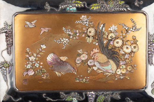 独角鹿西洋古董1880年代日本明治时期出品紫藤花蝶纹珐琅彩绘装饰雅菊雄鸡主题金地芝山镶嵌银雕木胎珍宝匣 商品图6