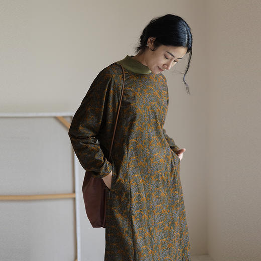 绽放841朵/复古细条灯芯绒圆领宽松长袖连衣裙女新款百搭A字长裙 商品图0
