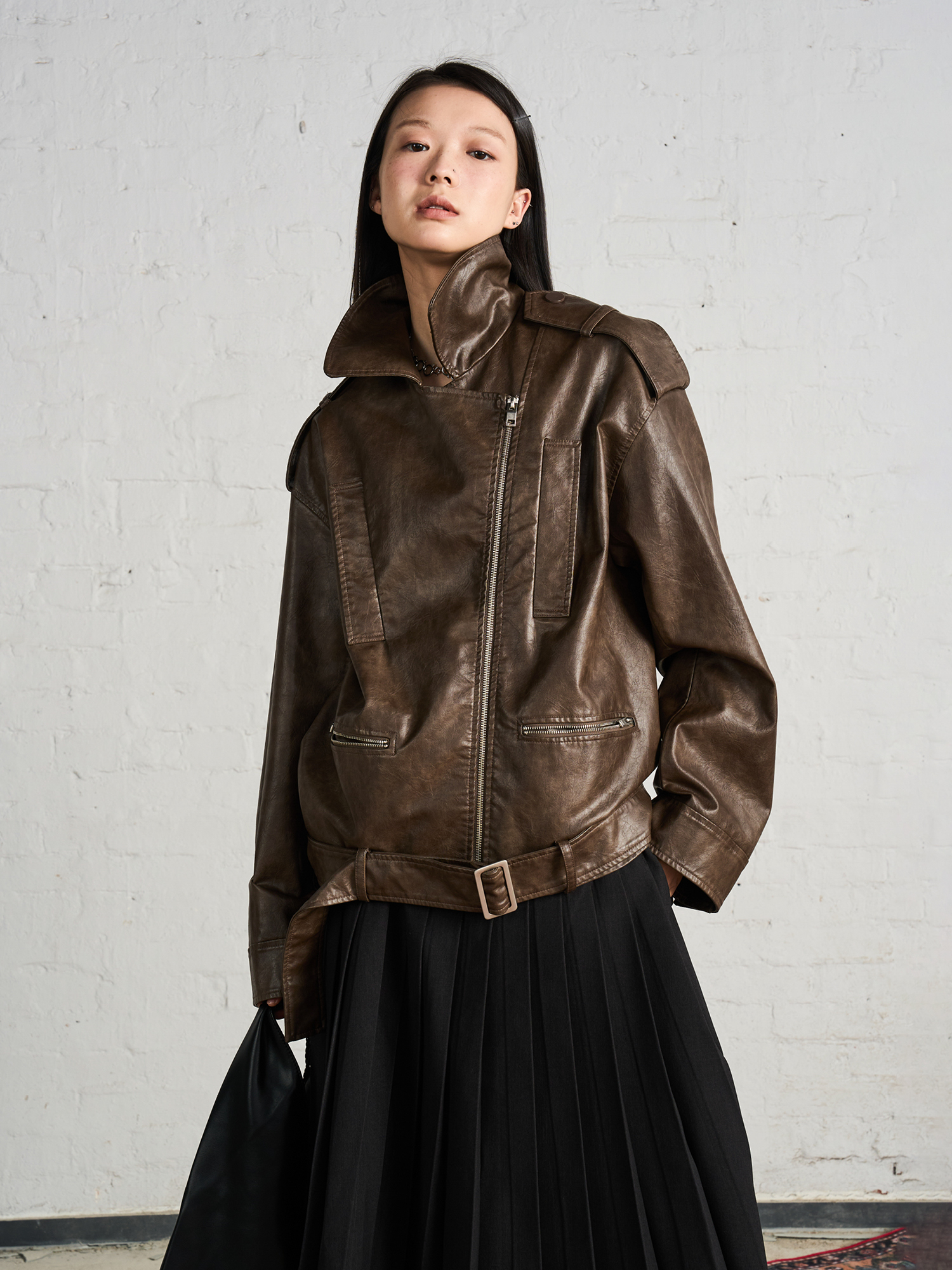 【5折不退换 买六免一】TakeCare当心   翻领深灰棕斜门襟下摆系扣皮衣