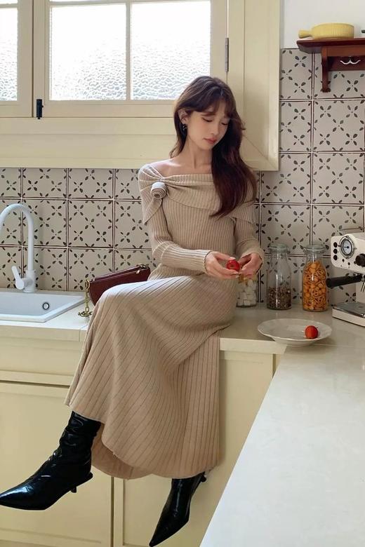 SIA SAYLOR 气质修身玫瑰花一字肩针织连衣裙 21792 商品图1