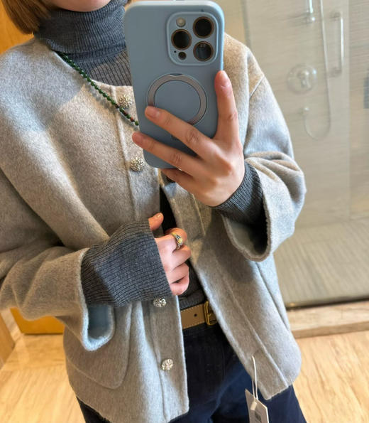 原单正品伊芙丽双面穿 短款毛呢外套来啦！ 这款好实惠，我收到两面都试穿了，每一面都好看！面料绵羊毛➕桑蚕丝材质，贴身超级舒服，软乎乎很细腻的体感，尺码S M L
原价1980 商品图8