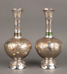 独角鹿西洋古董1880年代日本明治时期出品卷叶纹及东方雄鸡主题珐琅彩绘装饰传统色金银雕花瓶一对