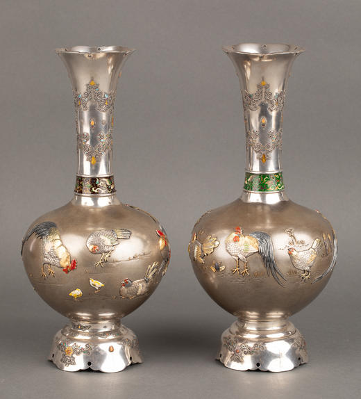 独角鹿西洋古董1880年代日本明治时期出品卷叶纹及东方雄鸡主题珐琅彩绘装饰传统色金银雕花瓶一对 商品图0