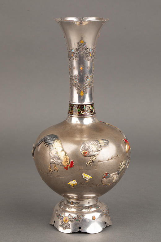 独角鹿西洋古董1880年代日本明治时期出品卷叶纹及东方雄鸡主题珐琅彩绘装饰传统色金银雕花瓶一对 商品图5