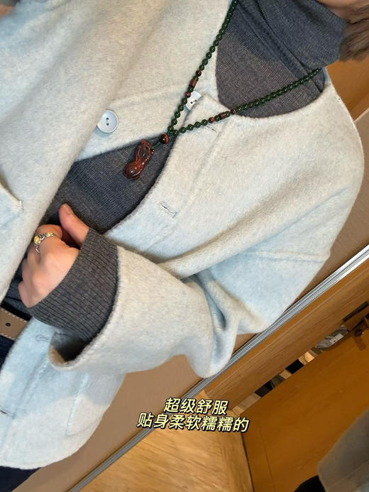 原单正品伊芙丽双面穿 短款毛呢外套来啦！ 这款好实惠，我收到两面都试穿了，每一面都好看！面料绵羊毛➕桑蚕丝材质，贴身超级舒服，软乎乎很细腻的体感，尺码S M L
原价1980 商品图9