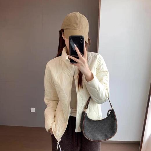 【羊毛蚕丝气绒服】可机洗不会跑绒！品牌同款面料 上身升温快 久穿如新 三层保温结构 丝绵+羊毛+蚕丝混纺 简洁小立领 弹力捆边避免冷风 显瘦百搭 商品图3