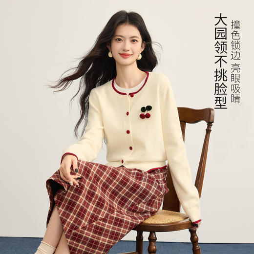 【12/10新品6折】熙世界奶fufu北极绒针织衫女高级感撞色圆领毛衣开衫2025秋冬新款 商品图1