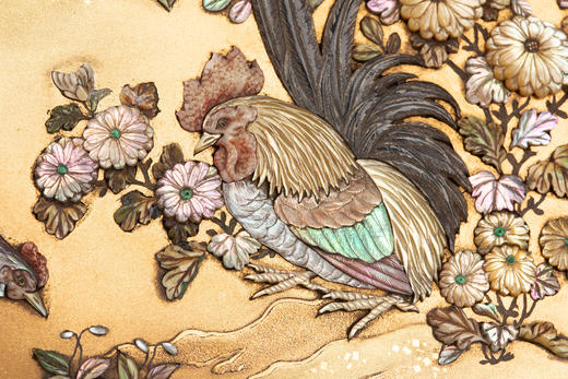 独角鹿西洋古董1880年代日本明治时期出品紫藤花蝶纹珐琅彩绘装饰雅菊雄鸡主题金地芝山镶嵌银雕木胎珍宝匣 商品图9