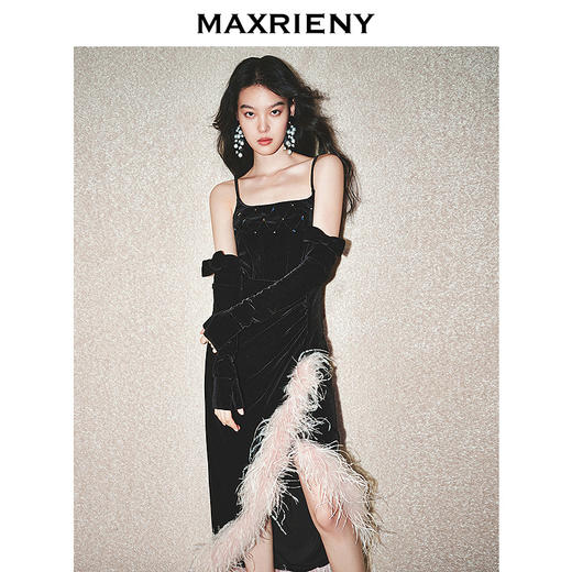 MAXRIENY【商场同款-节庆穿搭】MAXRIENY精致丝绒连衣裙羽毛小黑裙(货号:MC85DR784) 商品图1