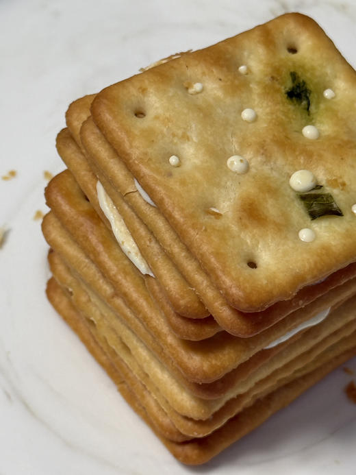 苏打饼香葱味，微咸，香酥的口感，搭配牛扎的甜与奶香味，牛扎有嚼劲在舌尖融化。真的好吃的饼干。曼妙结合的饼干。下午茶必备。 商品图7