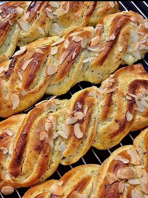 川宁伯爵红茶奶酥（面包界美神🧚‍♀️茶味的面包真的很绝啊！！夹着奶酥馅～配合着红茶道香味甜而不腻，表面铺满了微焦的杏仁片一款茶香满满的好吃的面包） 商品图1