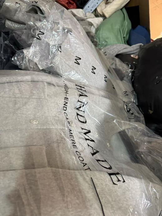 原单正品伊芙丽双面穿 短款毛呢外套来啦！ 这款好实惠，我收到两面都试穿了，每一面都好看！面料绵羊毛➕桑蚕丝材质，贴身超级舒服，软乎乎很细腻的体感，尺码S M L
原价1980 商品图10