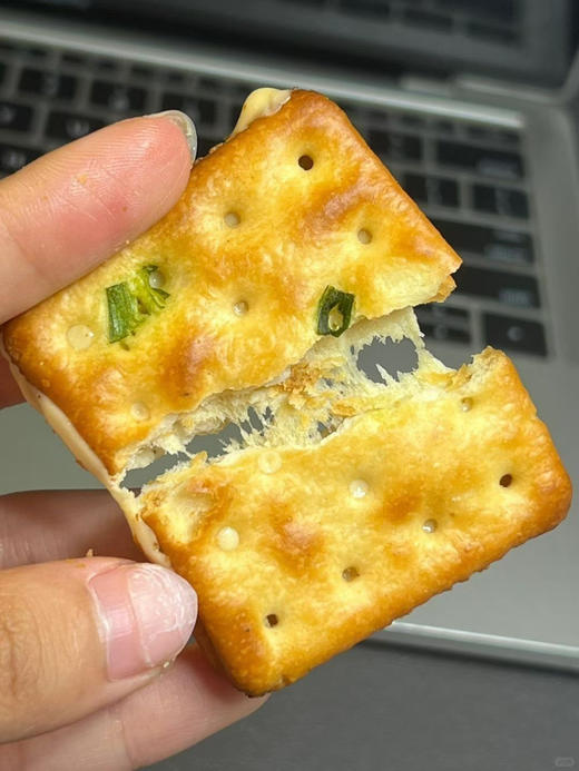 苏打饼香葱味，微咸，香酥的口感，搭配牛扎的甜与奶香味，牛扎有嚼劲在舌尖融化。真的好吃的饼干。曼妙结合的饼干。下午茶必备。 商品图3