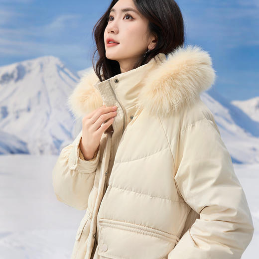【12/10新品3.8折】熙世界真狐狸毛领连帽羽绒服2025冬装新款女时尚90白鸭绒保暖外套 商品图4