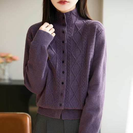 纤束马浣熊绒加厚绞花菱格开衫NG-2157 | 传递出复古文艺的英伦气息，是时尚界的永恒经典 商品图4