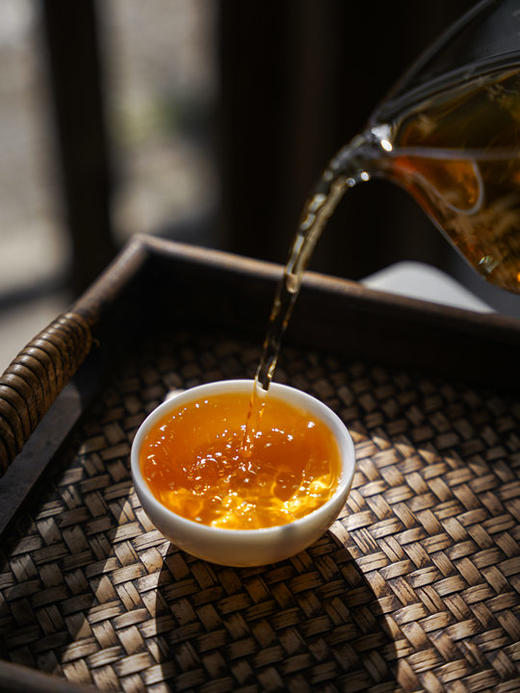 12月11日中午12点【20年陈曼松】原料年份：2005年春茶，选料：2005年曼松原生种掌柜仓库超级重磅的一款茶 市面上根本没有的资源，200克/饼 商品图1