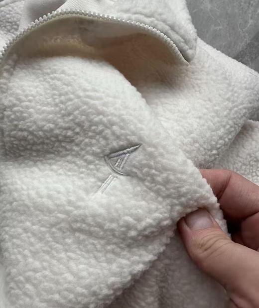 全新正品出口欧单摇粒绒半拉链秋冬男女款抓绒衣
小众欧美单 牌子没意义Oversized-Fit类似款
猫店在售折后起步600+
欧码XXS-XL 商品图4