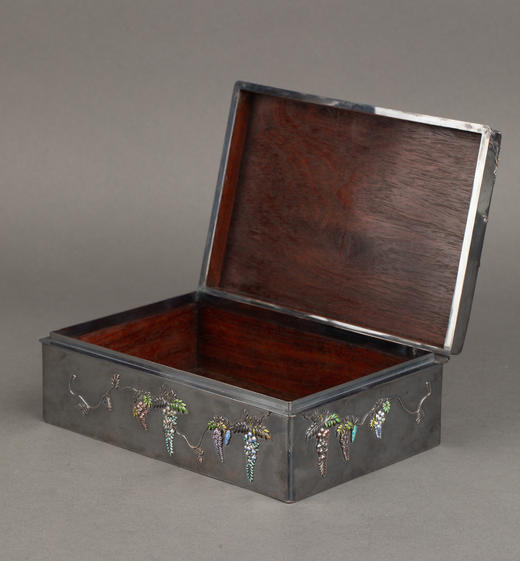 独角鹿西洋古董1880年代日本明治时期出品紫藤花蝶纹珐琅彩绘装饰雅菊雄鸡主题金地芝山镶嵌银雕木胎珍宝匣 商品图2