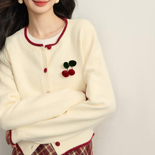 【12/10新品6折】熙世界奶fufu北极绒针织衫女高级感撞色圆领毛衣开衫2025秋冬新款 商品图3