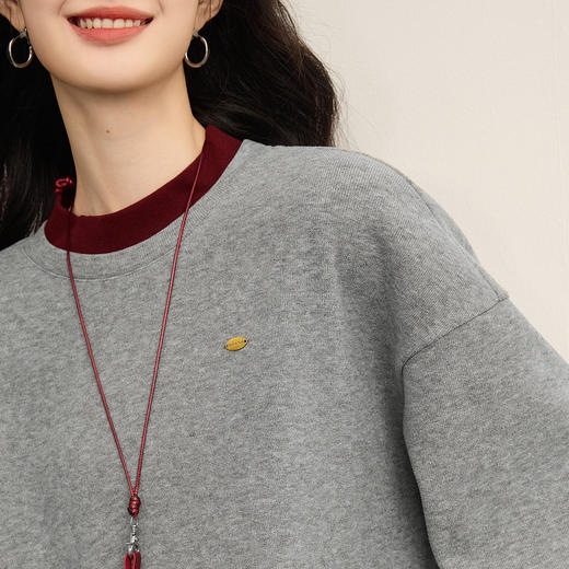 【12/10新品6折】熙世界慵懒风松弛厚卫衣女2025秋冬新款撞色拼接套头休闲宽松上衣 商品图3