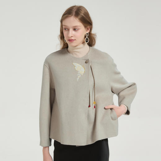 QH969斯尔丽2025秋冬新款轻国风绣花流苏双面呢大衣短款羊毛大衣 商品图4