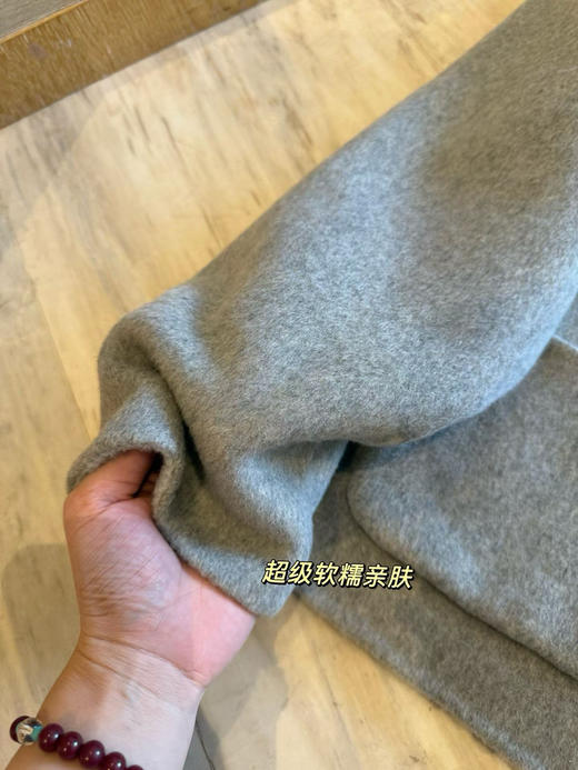 原单正品伊芙丽双面穿 短款毛呢外套来啦！ 这款好实惠，我收到两面都试穿了，每一面都好看！面料绵羊毛➕桑蚕丝材质，贴身超级舒服，软乎乎很细腻的体感，尺码S M L
原价1980 商品图7