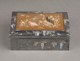 独角鹿西洋古董1880年代日本明治时期出品紫藤花蝶纹珐琅彩绘装饰雅菊雄鸡主题金地芝山镶嵌银雕木胎珍宝匣