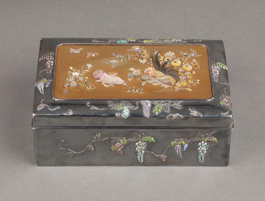 独角鹿西洋古董1880年代日本明治时期出品紫藤花蝶纹珐琅彩绘装饰雅菊雄鸡主题金地芝山镶嵌银雕木胎珍宝匣 商品图0