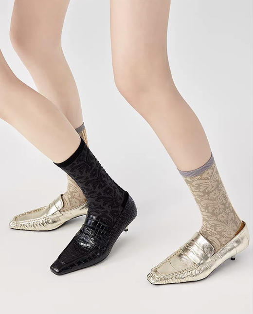 西太后土星刺绣 浮雕女士中筒袜
原单三双 商品图6