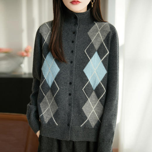 纤束马浣熊绒加厚彩色菱形格卷边开衫NG-2151 | 传递出复古文艺的英伦气息，是时尚界的永恒经典 商品图8