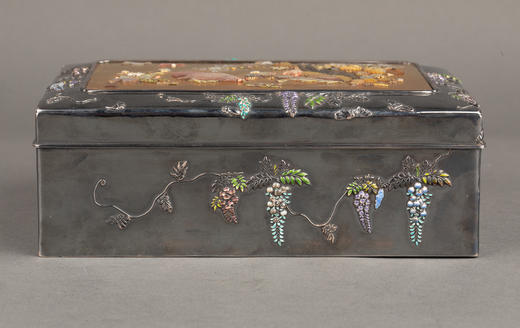 独角鹿西洋古董1880年代日本明治时期出品紫藤花蝶纹珐琅彩绘装饰雅菊雄鸡主题金地芝山镶嵌银雕木胎珍宝匣 商品图3