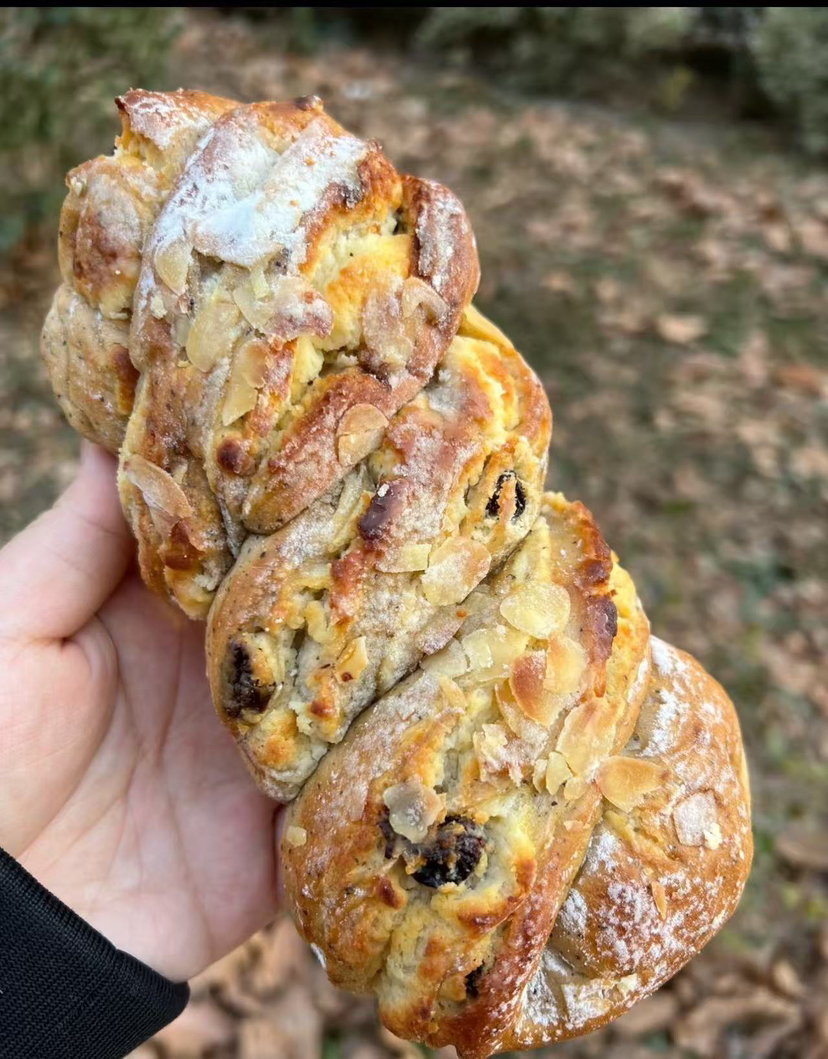 川宁伯爵红茶奶酥（面包界美神🧚‍♀️茶味的面包真的很绝啊！！夹着奶酥馅～配合着红茶道香味甜而不腻，表面铺满了微焦的杏仁片一款茶香满满的好吃的面包）