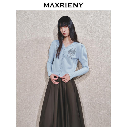 MAXRIENY【商场同款-节庆穿搭】MAXRIENY宫廷复古银色亮片刺绣毛衣(货号:MC85SW792) 商品图2
