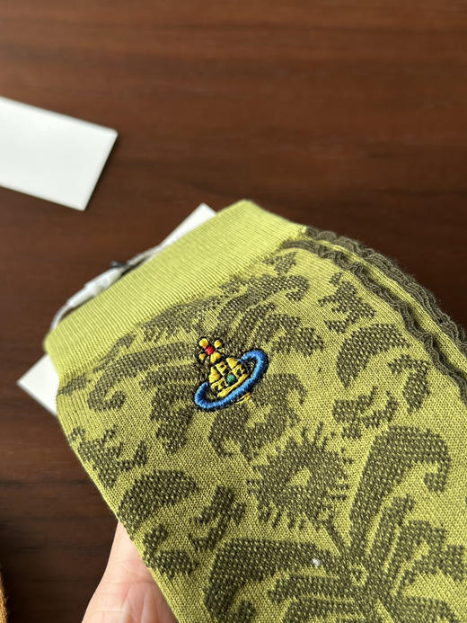 西太后土星刺绣 浮雕女士中筒袜
原单三双 商品图7