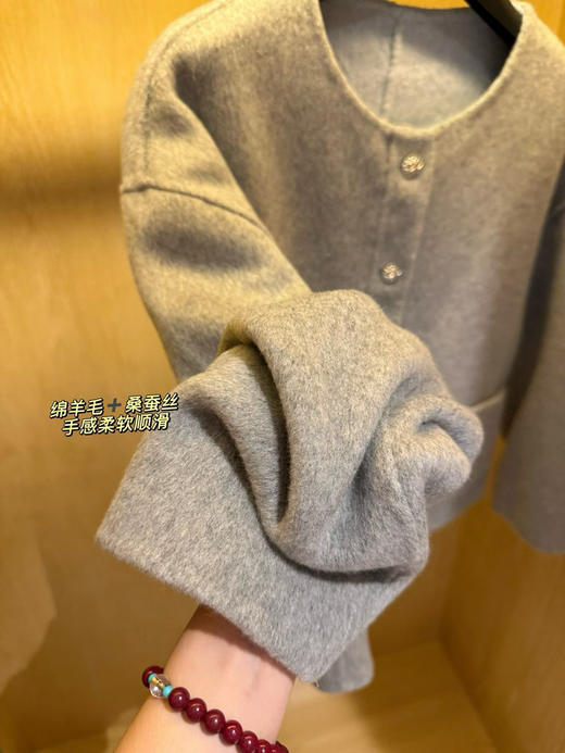 原单正品伊芙丽双面穿 短款毛呢外套来啦！ 这款好实惠，我收到两面都试穿了，每一面都好看！面料绵羊毛➕桑蚕丝材质，贴身超级舒服，软乎乎很细腻的体感，尺码S M L
原价1980 商品图6